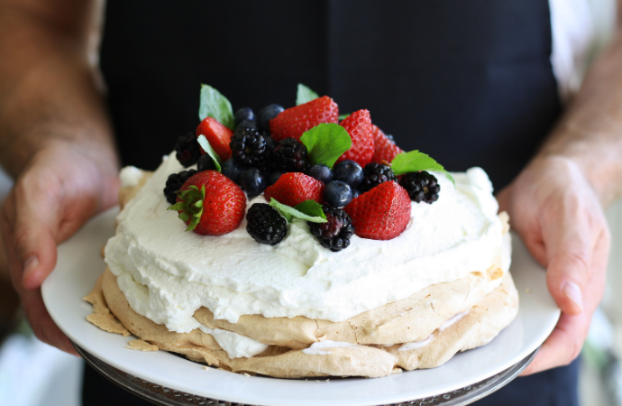 <h5><strong><img src="/web/image/4520-be48d451/Food%2025pt_Tekengebied%201%20kopie%203.png?access_token=eb3bebea-6cae-4594-a260-376911a68ded" data-file-name="Food 25pt_Tekengebied 1 kopie 3.png" class="img-fluid">Culinaire Ervaringen</strong></h5><ul><li>Nieuw-Zeeland is een paradijs voor foodies.&nbsp;</li><li>Proef verse zeevruchten zoals mosselen en kreeft, geniet van sappige lamsschotels en ontdek lokale wijnen uit Marlborough en Central Otago.&nbsp;</li><li>Vergeet niet de authentieke Kiwi-desserts zoals <strong>pavlova</strong> te proberen.</li></ul>