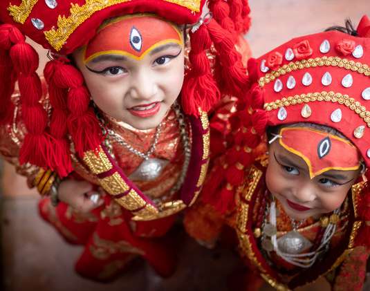 <h5 data-oe-version="1.2"><strong><img class="img-fluid" data-file-name="Cultuur_Tekengebied 1 kopie 2.png" src="https://openthefridge.odoo.com/web/image/4517-c61872ca/Cultuur_Tekengebied%201%20kopie%202.png?access_token=fec17e9f-162a-40ba-abe1-6a0c9ce46f07">&nbsp; Lokale Cultuur En Tradities</strong></h5><ul><li>Bezoek tempels en stoepa’s waar religie deel is van het dagelijkse leven: van gebedsmolens tot rituelen doorheen de dag.</li><li>Trek door dorpen in de bergen en ervaar hoe tradities en gastvrijheid hier nog vanzelfsprekend zijn.</li><li>Reis je tijdens een festival zoals Dashain of Tihar, dan zit je er middenin. Geen show, wel het echte leven.</li></ul>